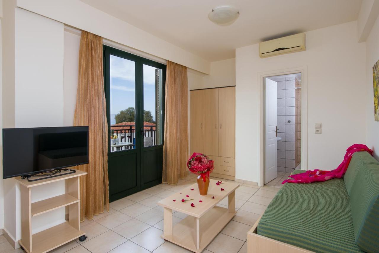 Margarita Beach Hotel Agia Marina  Exterior photo